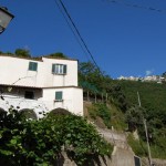 casa vista dalla strada, sullo sfondo Ravello